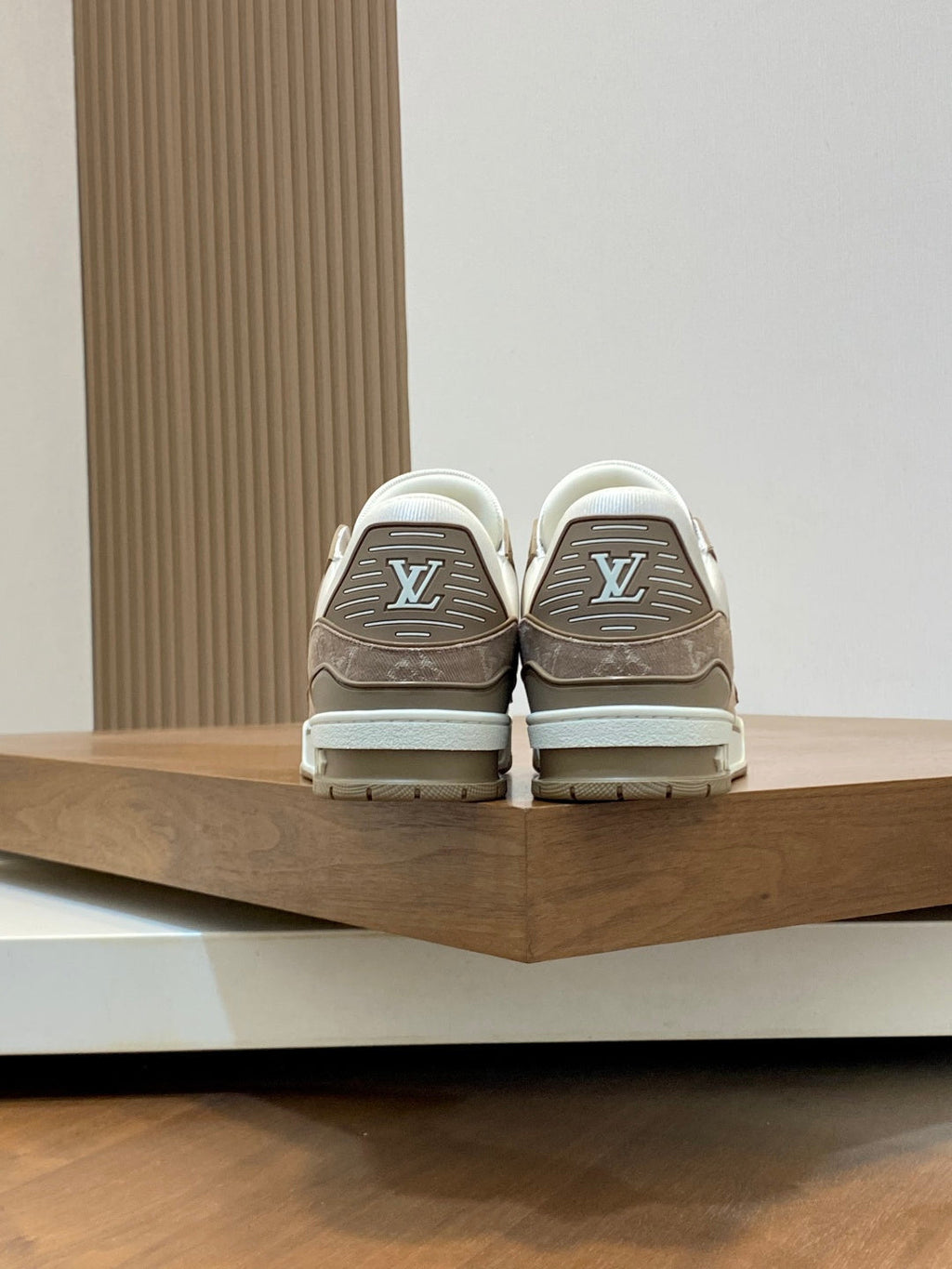 BEIGE AND WHITE LOW-TOP SNEAKERS WITH TEXTURED PANELS