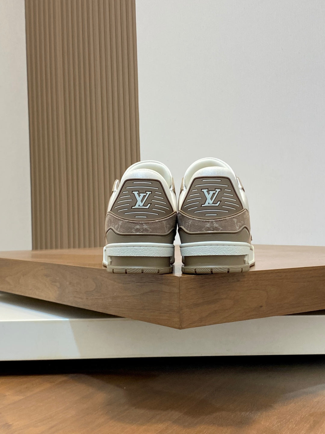 BEIGE AND WHITE LOW-TOP SNEAKERS WITH TEXTURED PANELS