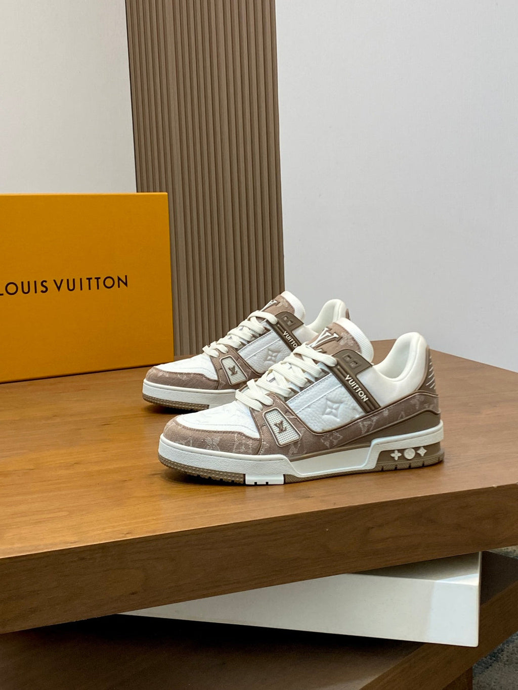 BEIGE AND WHITE LOW-TOP SNEAKERS WITH TEXTURED PANELS