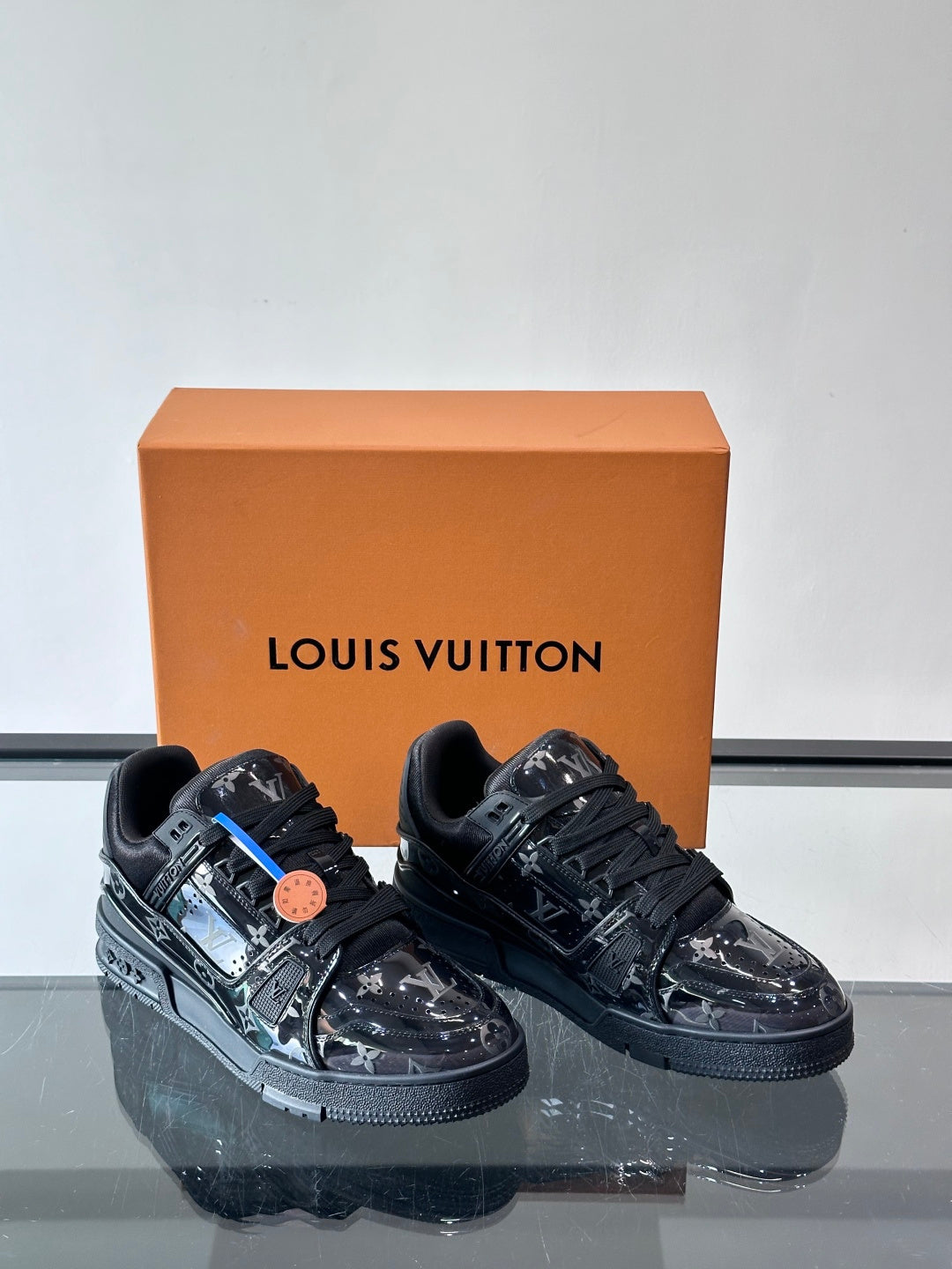 GLOSSY BLACK LOW-TOP SNEAKERS