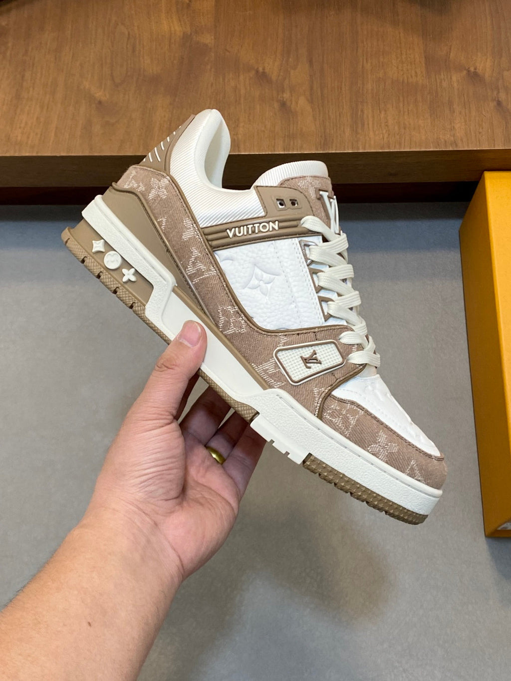 BEIGE AND WHITE LOW-TOP SNEAKERS WITH TEXTURED PANELS