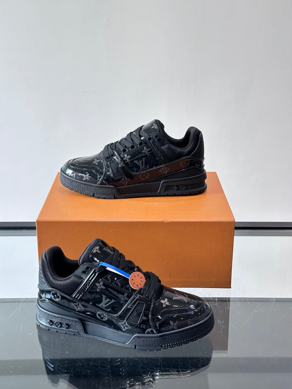 GLOSSY BLACK LOW-TOP SNEAKERS